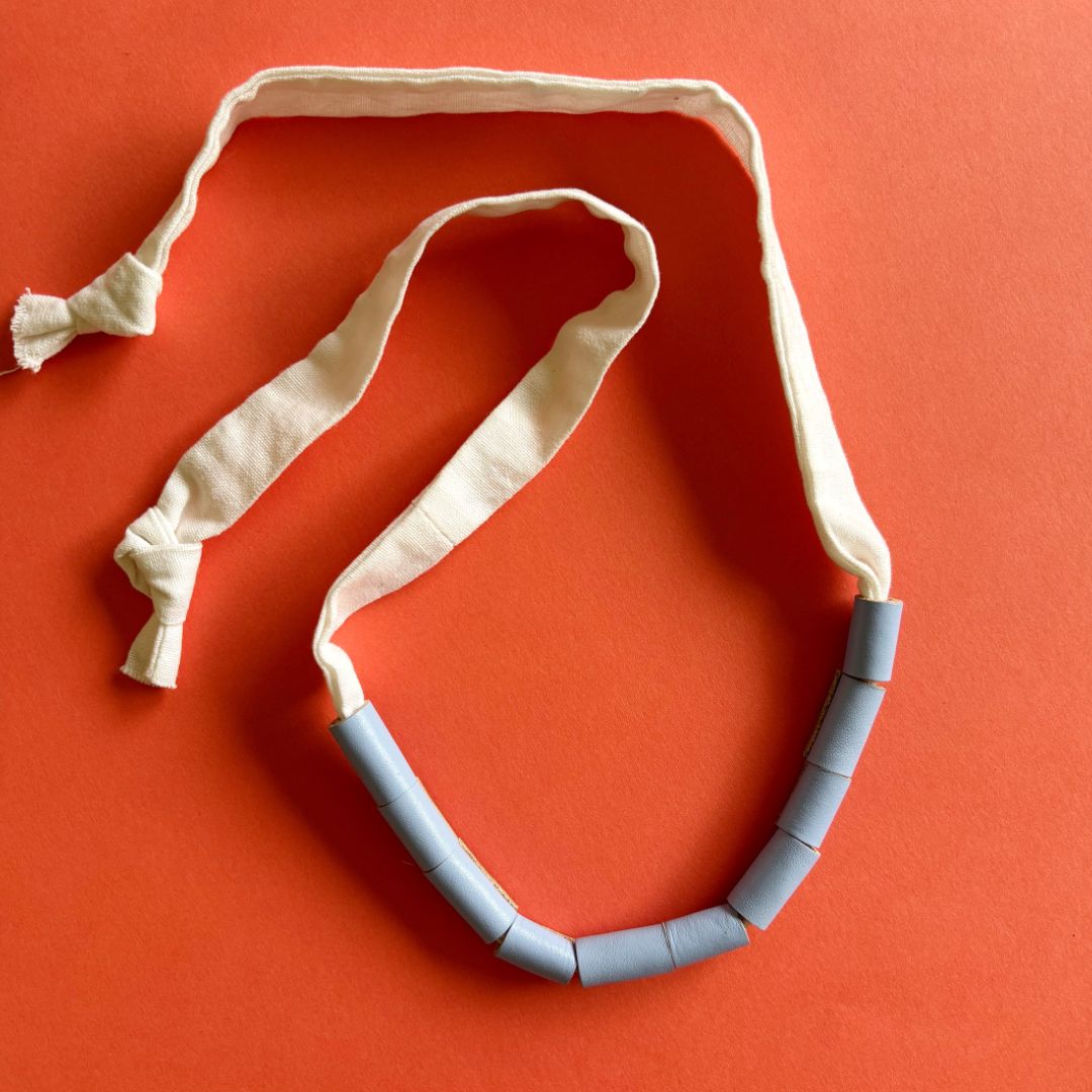 collar de cuero recuperado. Joyería artesanal sostenible de Costa Rica . Diseño de autor. 
