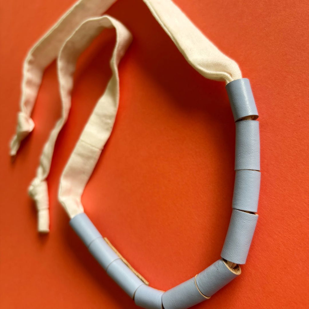 collar de cuero recuperado. Joyería artesanal sostenible de Costa Rica . Diseño de autor. 