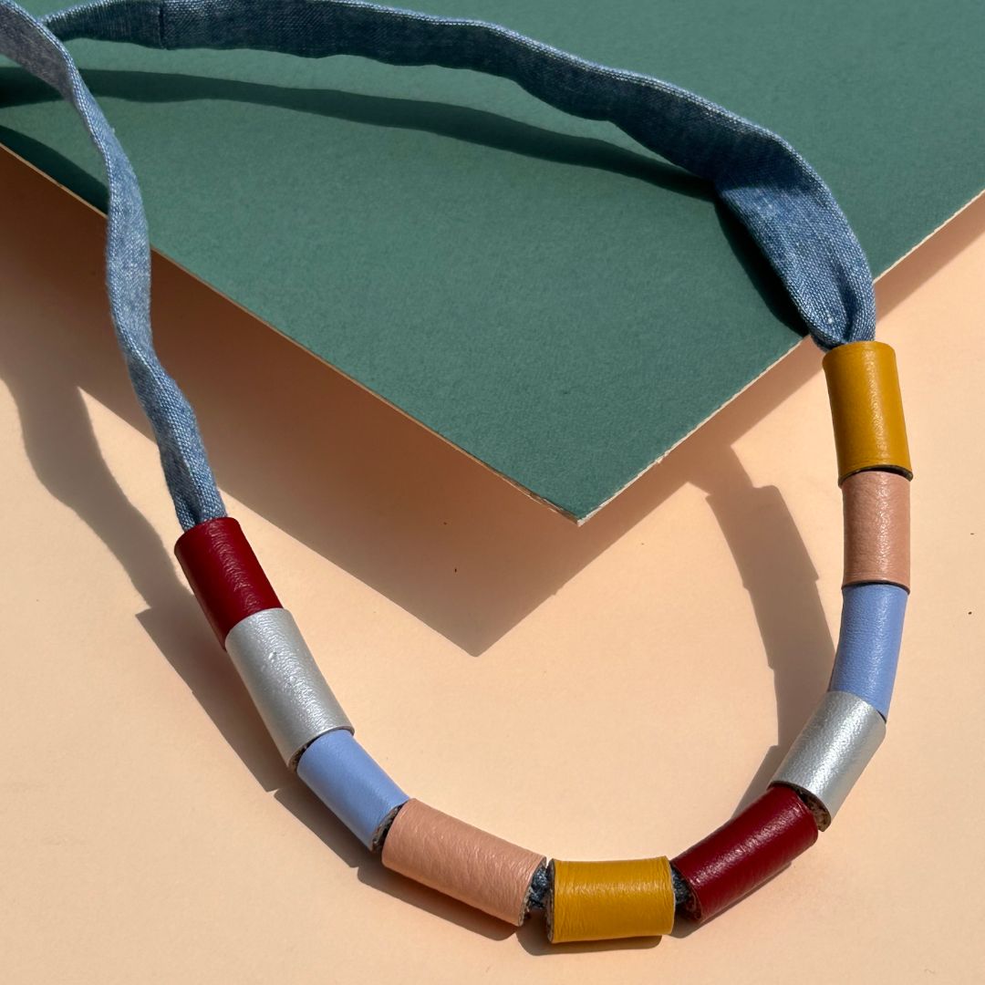 collar de cuero recuperado. Joyería artesanal sostenible de Costa Rica . Diseño de autor. 