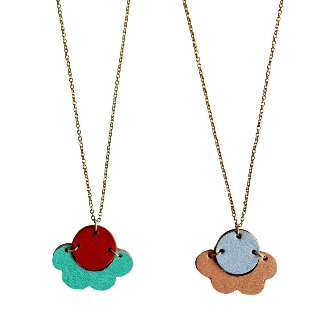 collares cuero recuperado. Joyería sostenible de Costa Rica. Diseño costarricense. Joyería artesanal. Alta artesanía. 