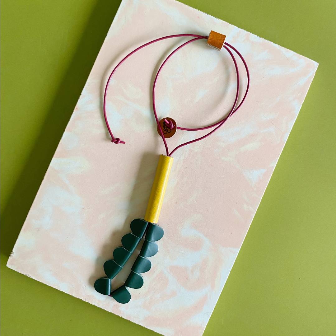 collar de cuero recuperado con forma de heliconia. Joyería contemporánea artesanal de Costa Rica