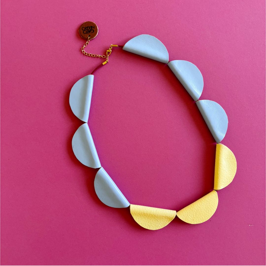 Collar de cuero recuperado plateado y mostaza joyería sostenible de Costa Rica