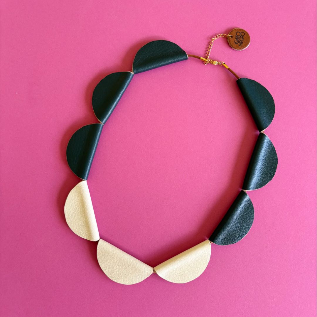 Collar de cuero recuperado plateado y mostaza joyería sostenible de Costa Rica