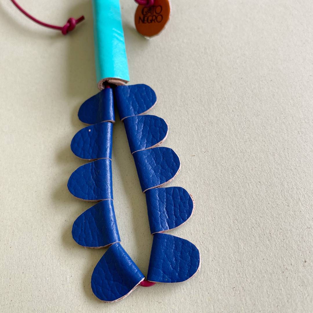 collar de cuero recuperado con forma de heliconia. Joyería contemporánea artesanal de Costa Rica