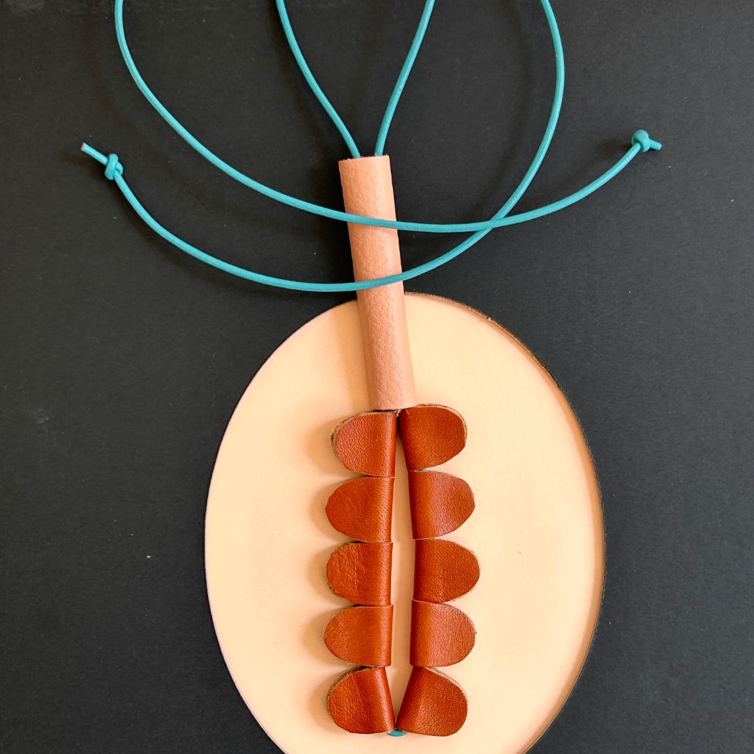 collar de cuero recuperado con forma de heliconia. Joyería contemporánea artesanal de Costa Rica