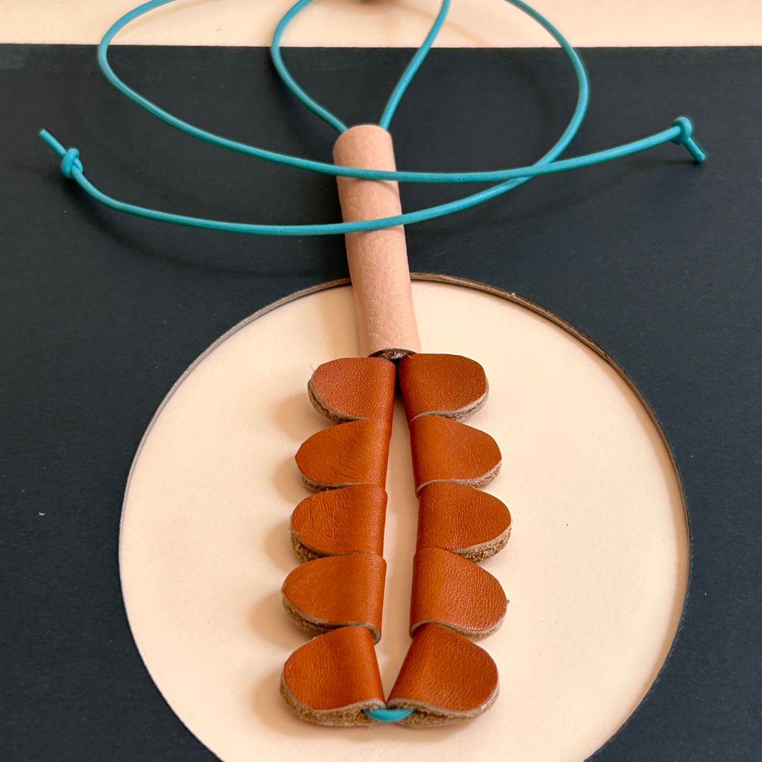 collar de cuero recuperado con forma de heliconia. Joyería contemporánea artesanal de Costa Rica