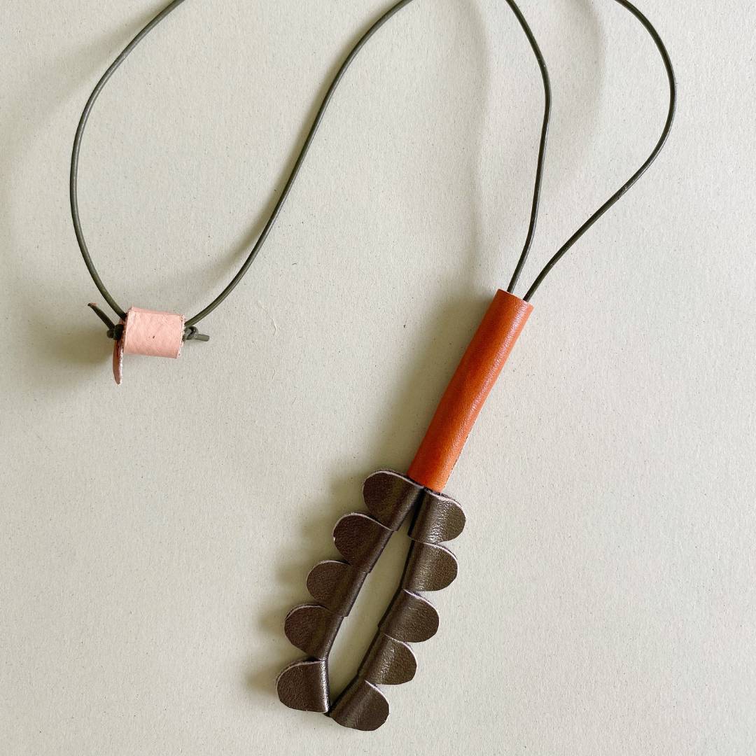 collar de cuero recuperado con forma de heliconia. Joyería contemporánea artesanal de Costa Rica