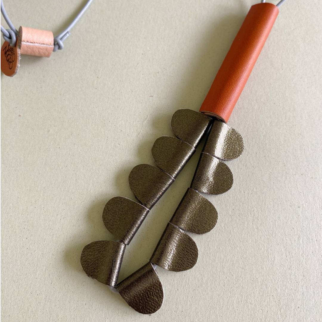 collar de cuero recuperado con forma de heliconia. Joyería contemporánea artesanal de Costa Rica