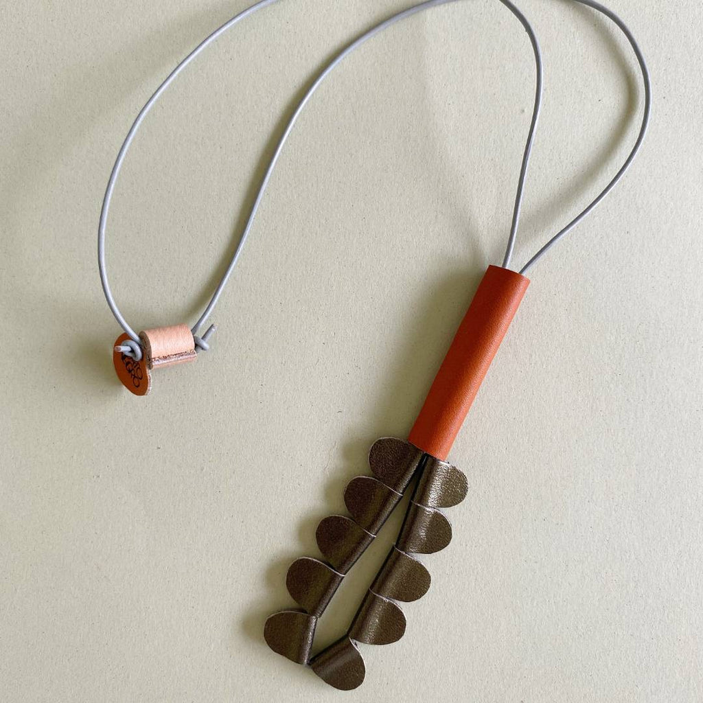 collar de cuero recuperado con forma de heliconia. Joyería contemporánea artesanal de Costa Rica