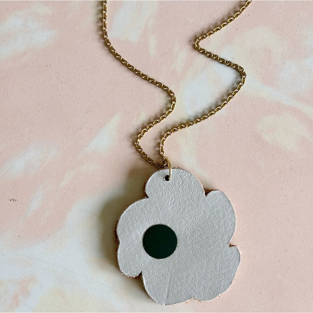 Collar Margarita: Joyería de Autor Reversible y Sostenible
Dos estilos en una sola pieza de diseño costarricense. 🌼