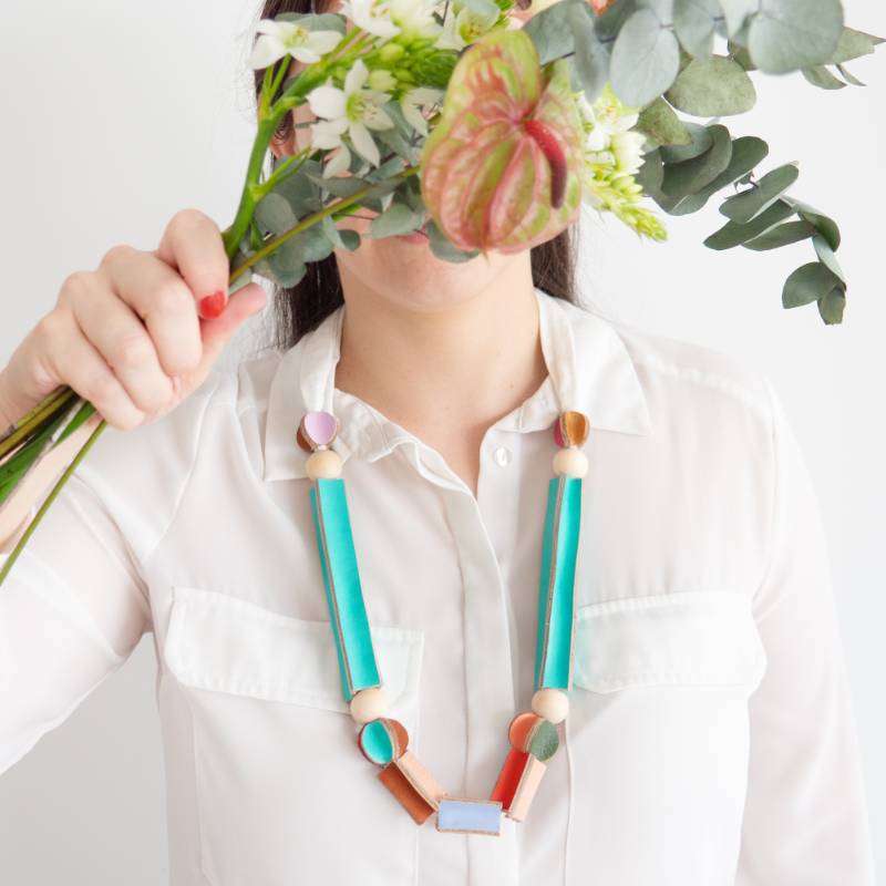 Collar cuero y tela recuperado. Diseño origina costarricense. Joyería artesanal contemporánea de Costa Rica.