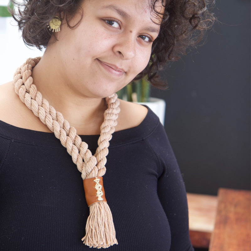 Mujer usando el collar Sabana en matiz salmón