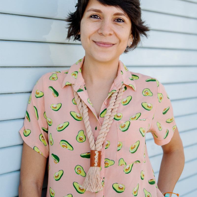Mujer usando el collar Sabana en matiz salmón