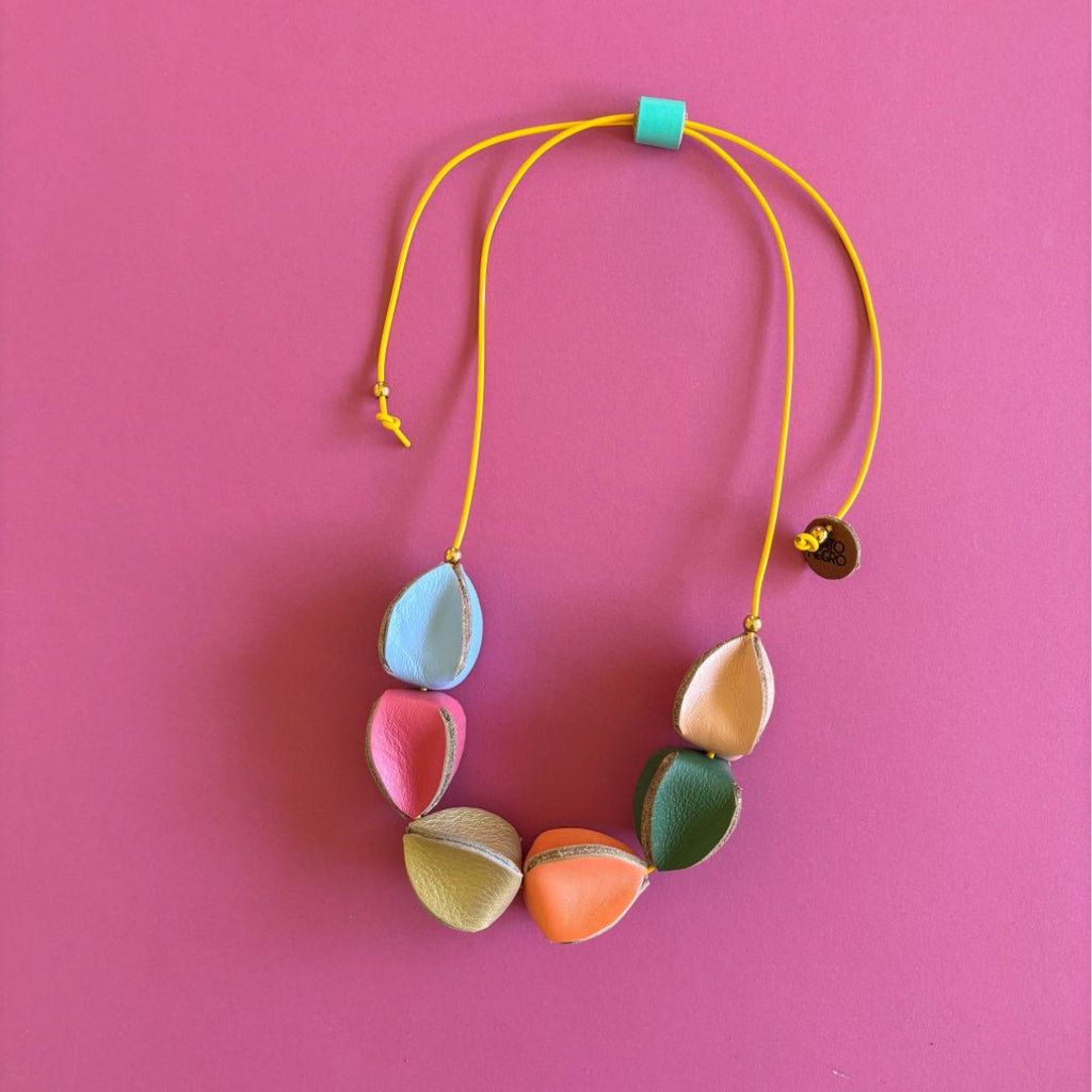 Collar de cuero recuperado inspirado en la forma orgánica de la fruta Uchuva. Diseño de Costa Rica. Joyería Sostenible artesanal. 