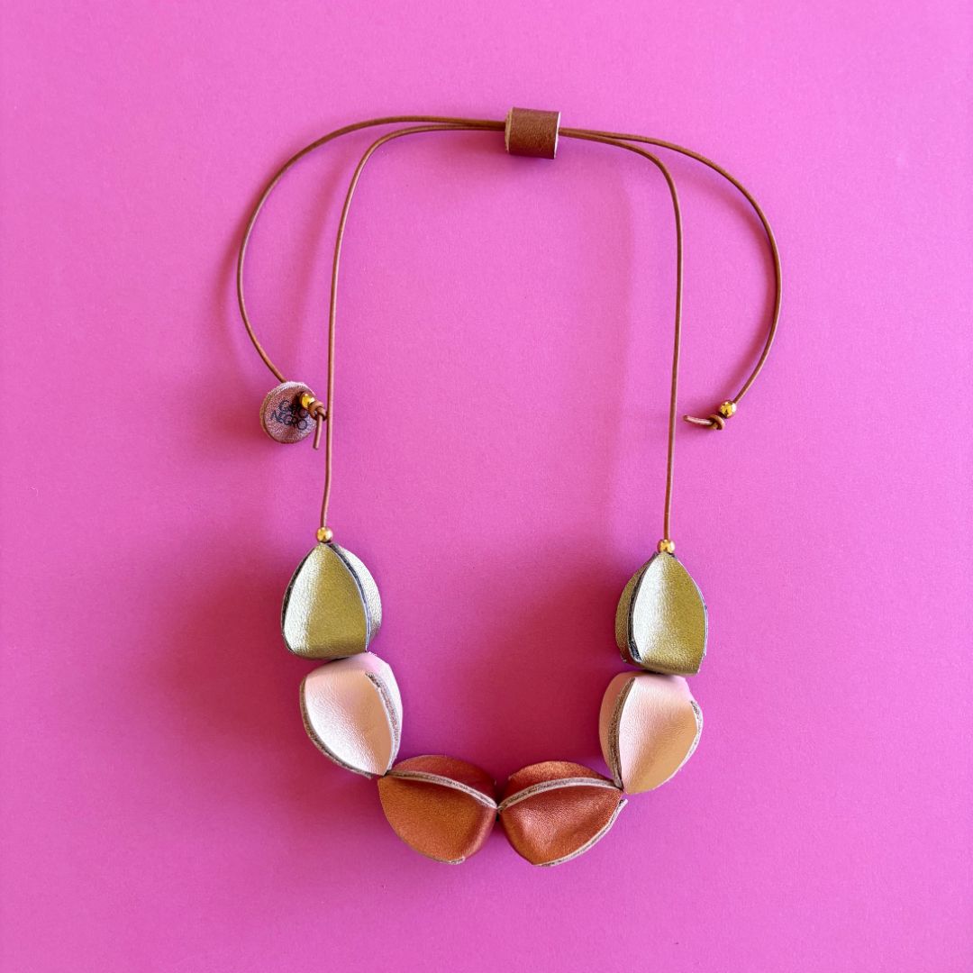 Collar de cuero recuperado inspirado en la forma orgánica de la fruta Uchuva. Diseño de Costa Rica. Joyería Sostenible artesanal. 