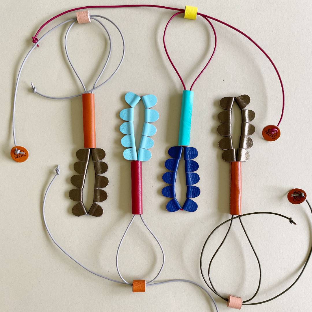 collar de cuero recuperado con forma de heliconia. Joyería contemporánea artesanal de Costa Rica