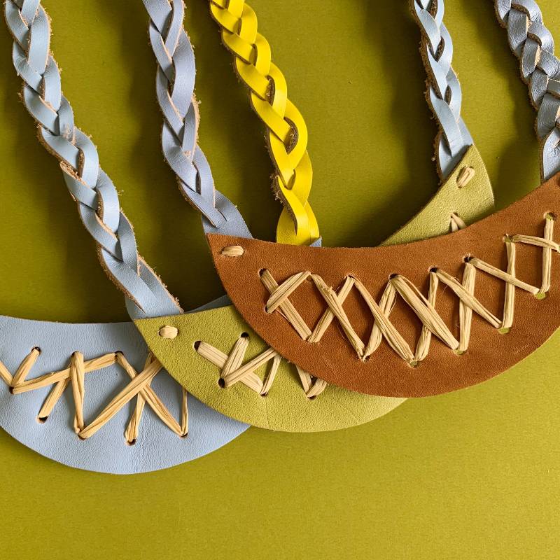 Collares de cuero recuperado trenzado y bordado a mano con fibra natural pita diseño original Gato Negro Costa Rica