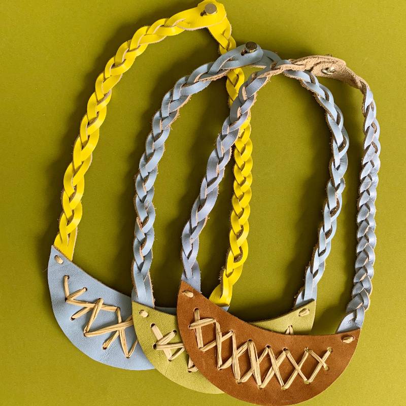 Collares de cuero recuperado trenzado y bordado a mano con fibra natural pita diseño original Gato Negro Costa Rica