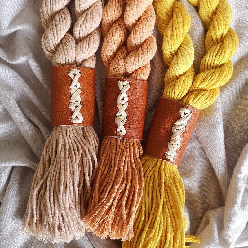 Detalle collares Pampa en colores naranja, amarillo y salmón de la colección Guanacaste