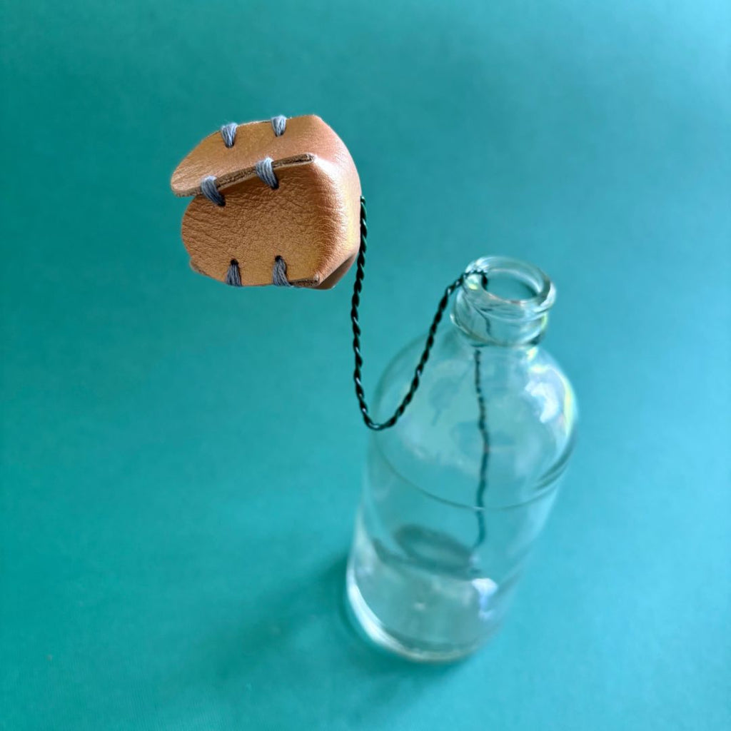Detalle de bordado con hilos de algodón y textura de cuero en flor Poro-Poro