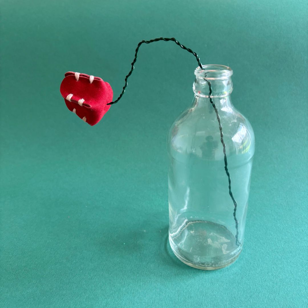 Flor decorativa Poro-Poro de cuero suprareciclado hecha a mano en Costa Rica - Gato Negro