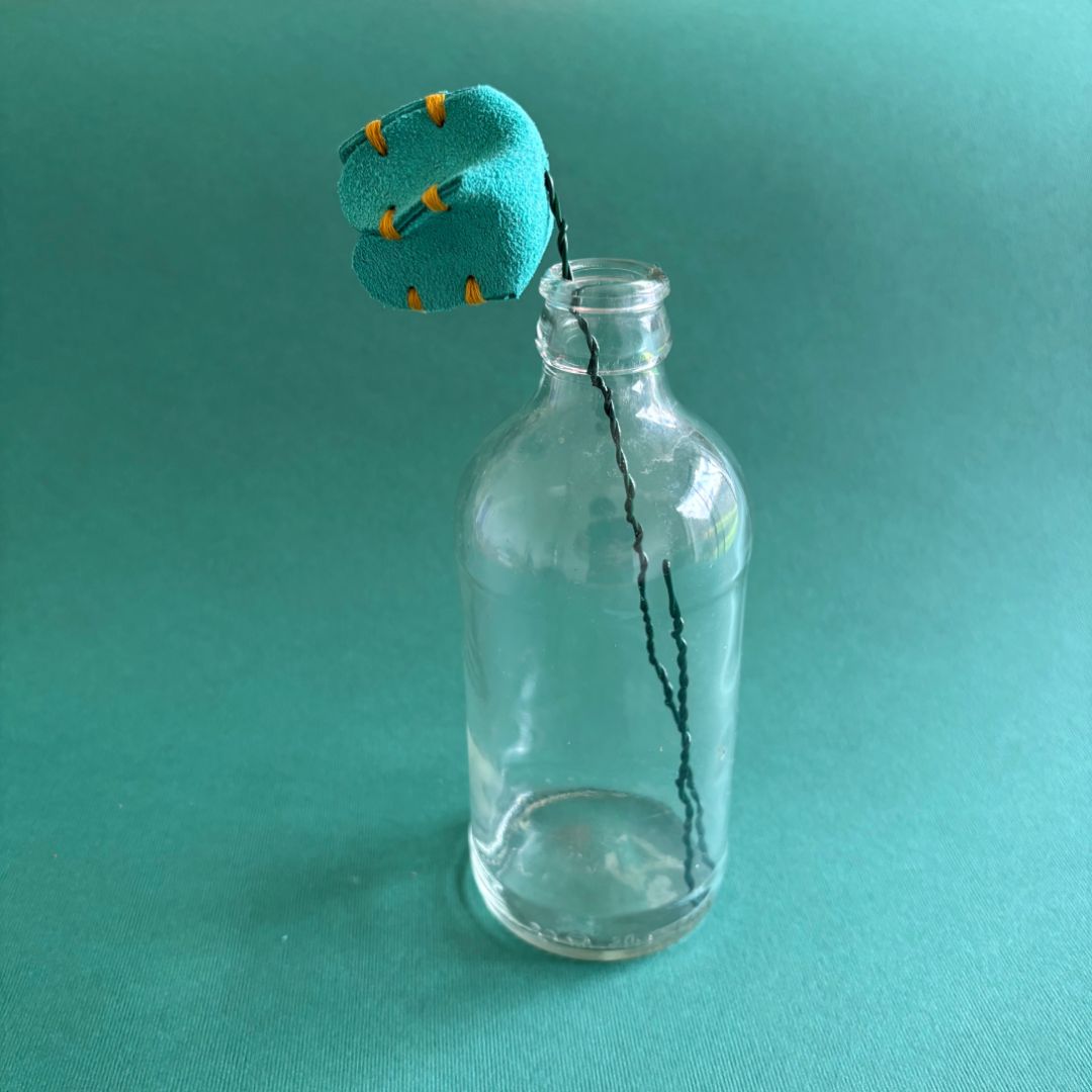 Detalle de bordado con hilos de algodón y textura de cuero en flor Poro-Poro