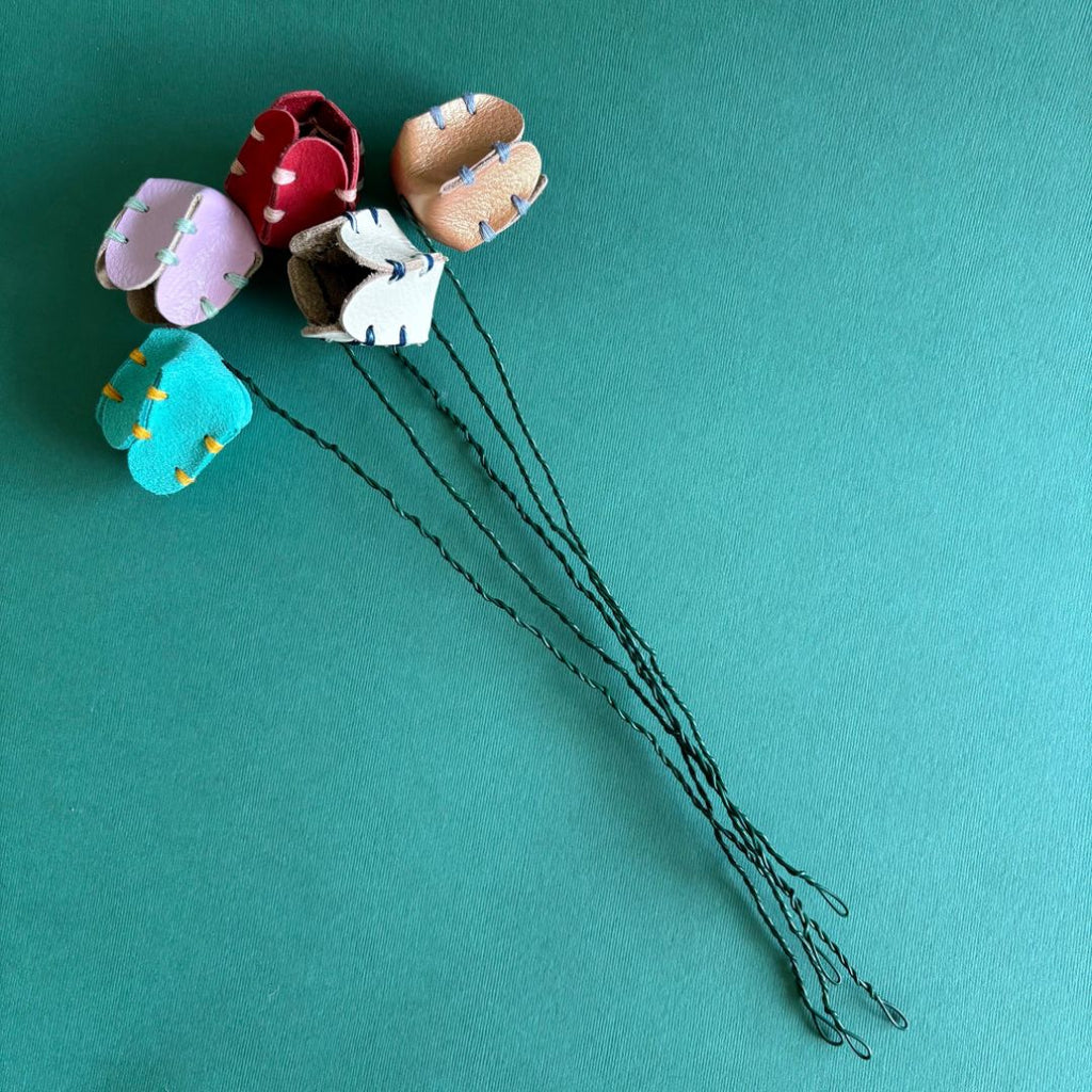 Tallo de alambre flexible en flor decorativa de cuero para ajustar alturas y formas