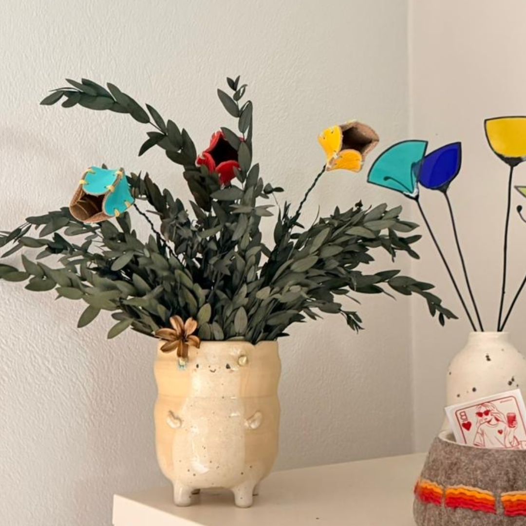 Flores Poro-Poro de cuero en florero decorando espacio de casa u oficina