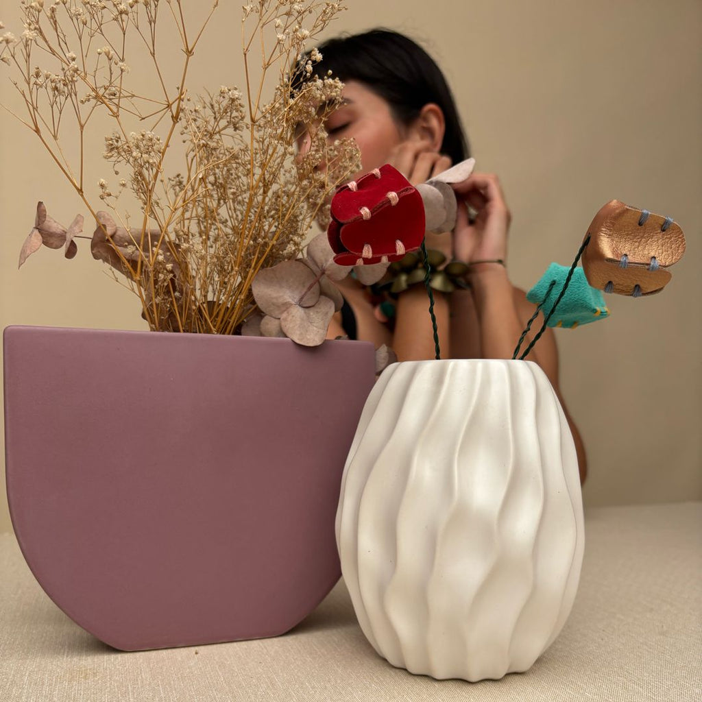 Flores Poro-Poro de cuero en florero decorando espacio de casa u oficina