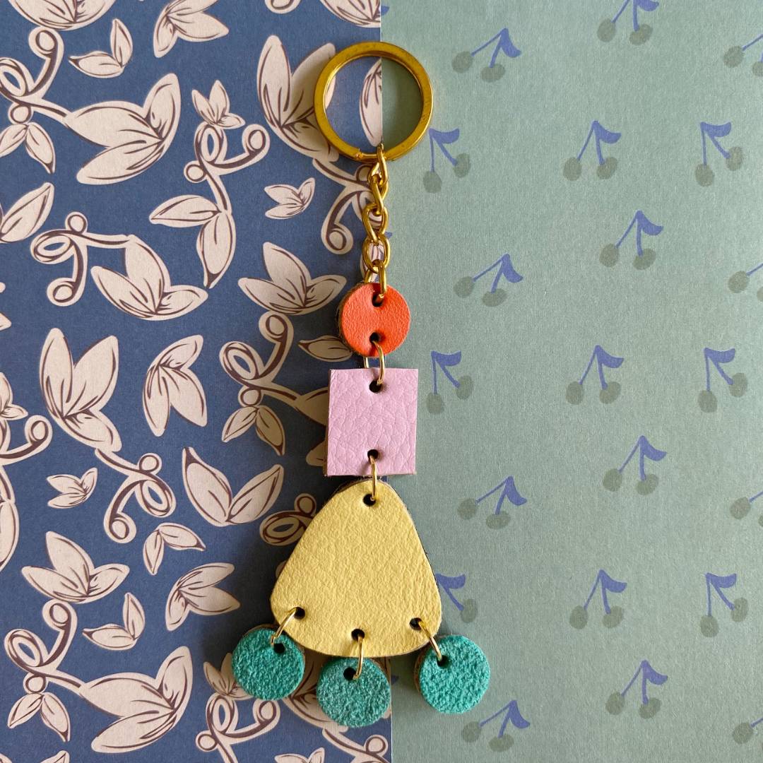 Llaveros de cuero recuperado reversibles. Diseño sostenible de Costa Rica.