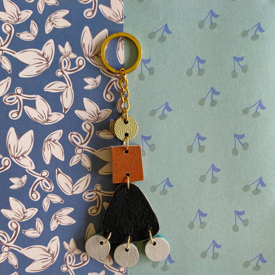 Llaveros de cuero recuperado reversibles. Diseño sostenible de Costa Rica.