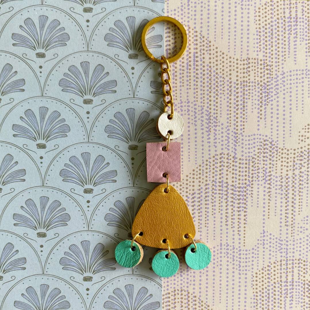 Llaveros de cuero recuperado reversibles. Diseño sostenible de Costa Rica.