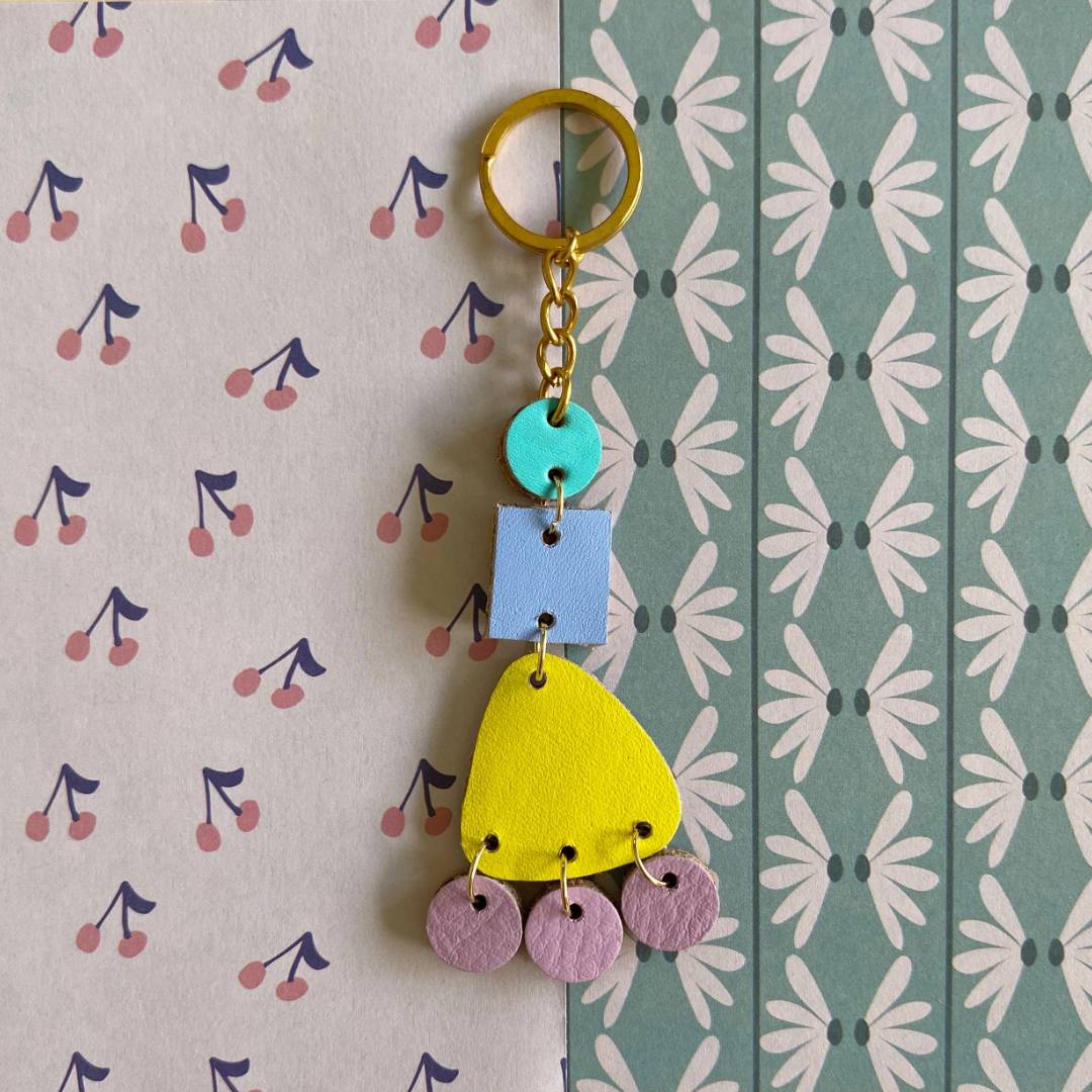 Llaveros de cuero recuperado reversibles. Diseño sostenible de Costa Rica.