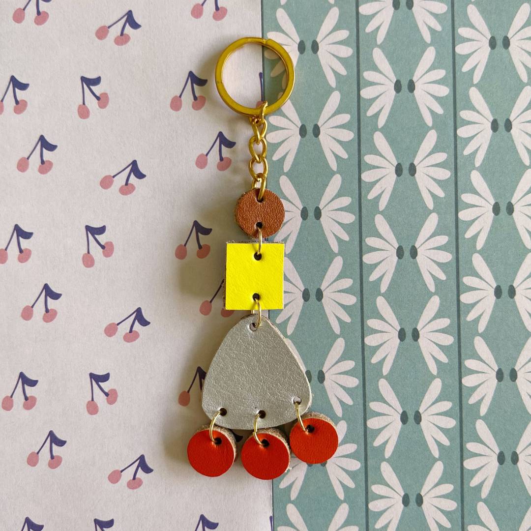 Llaveros de cuero recuperado reversibles. Diseño sostenible de Costa Rica.