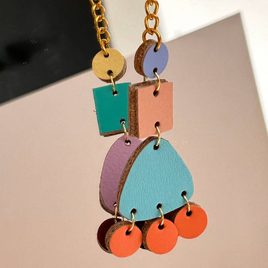 Llaveros de cuero recuperado reversibles. Diseño sostenible de Costa Rica.