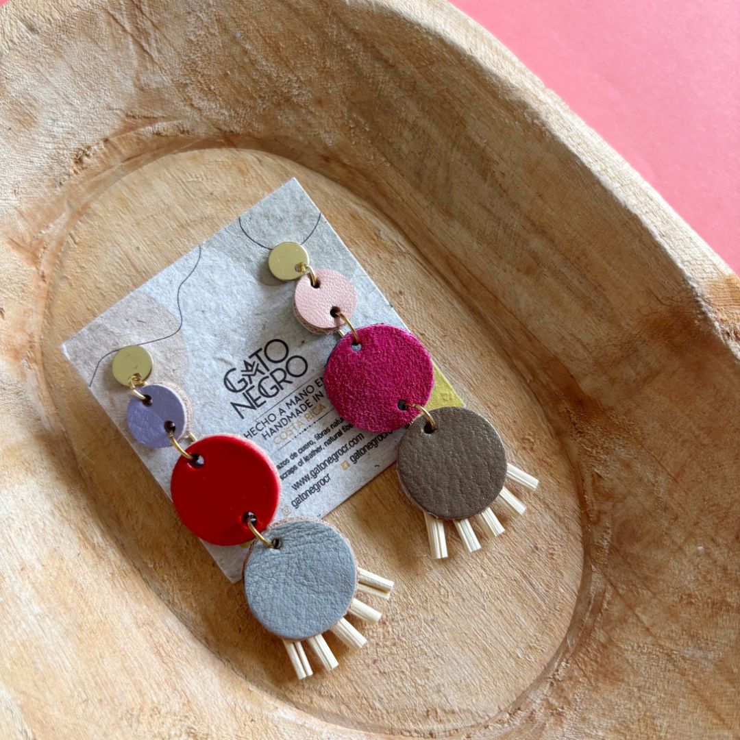 Aretes de cuero recuperado de diferentes colores tipo chandelier. Fibras naturales. Diseño costarricense. Joyería artesanal. Alta artesanía. Diseño artesanal. 