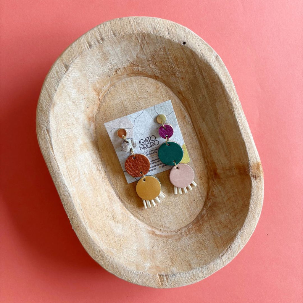 Aretes de cuero recuperado de diferentes colores tipo chandelier. Fibras naturales. Diseño costarricense. Joyería artesanal. Alta artesanía. Diseño artesanal. 