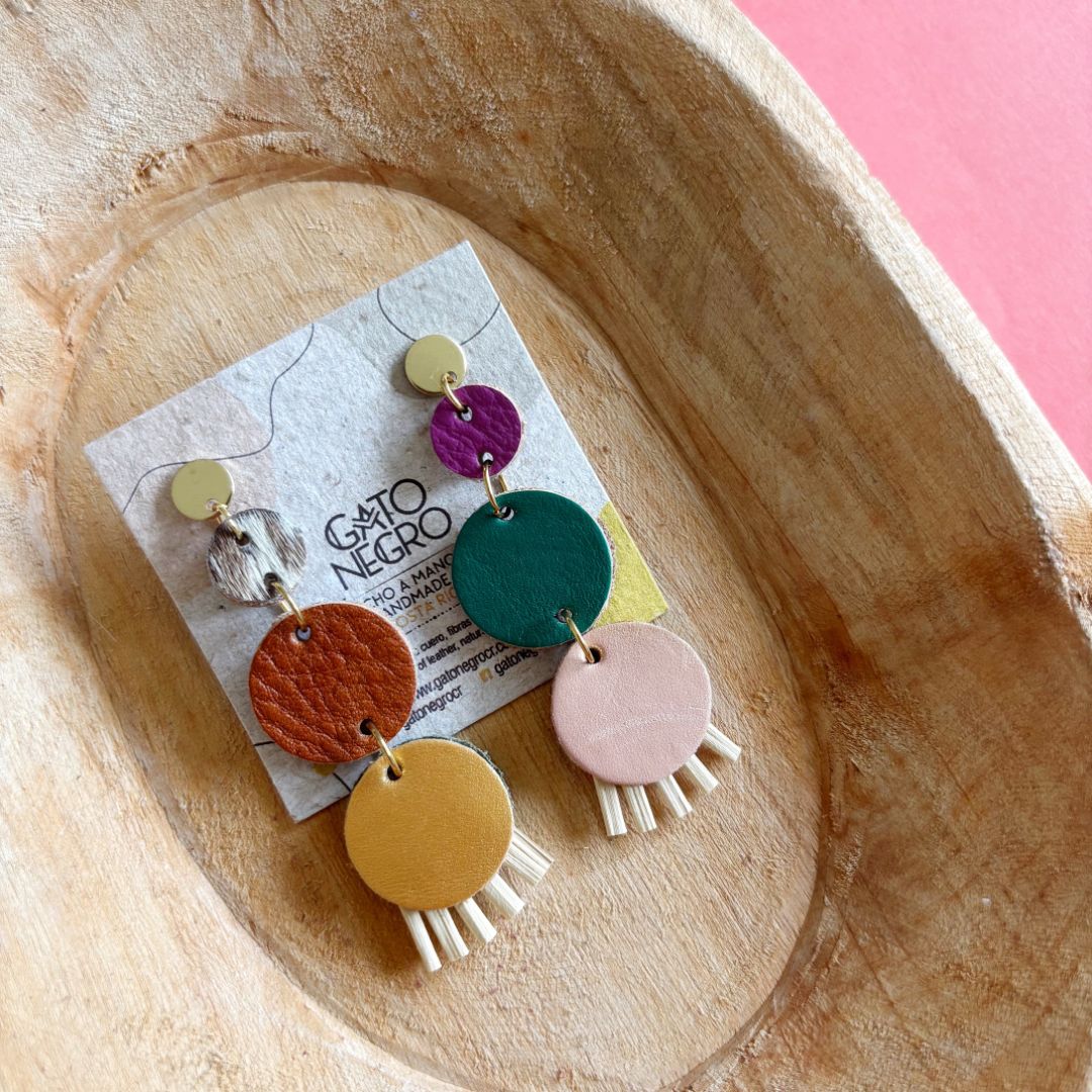 Aretes de cuero recuperado de diferentes colores tipo chandelier. Fibras naturales. Diseño costarricense. Joyería artesanal. Alta artesanía. Diseño artesanal. 