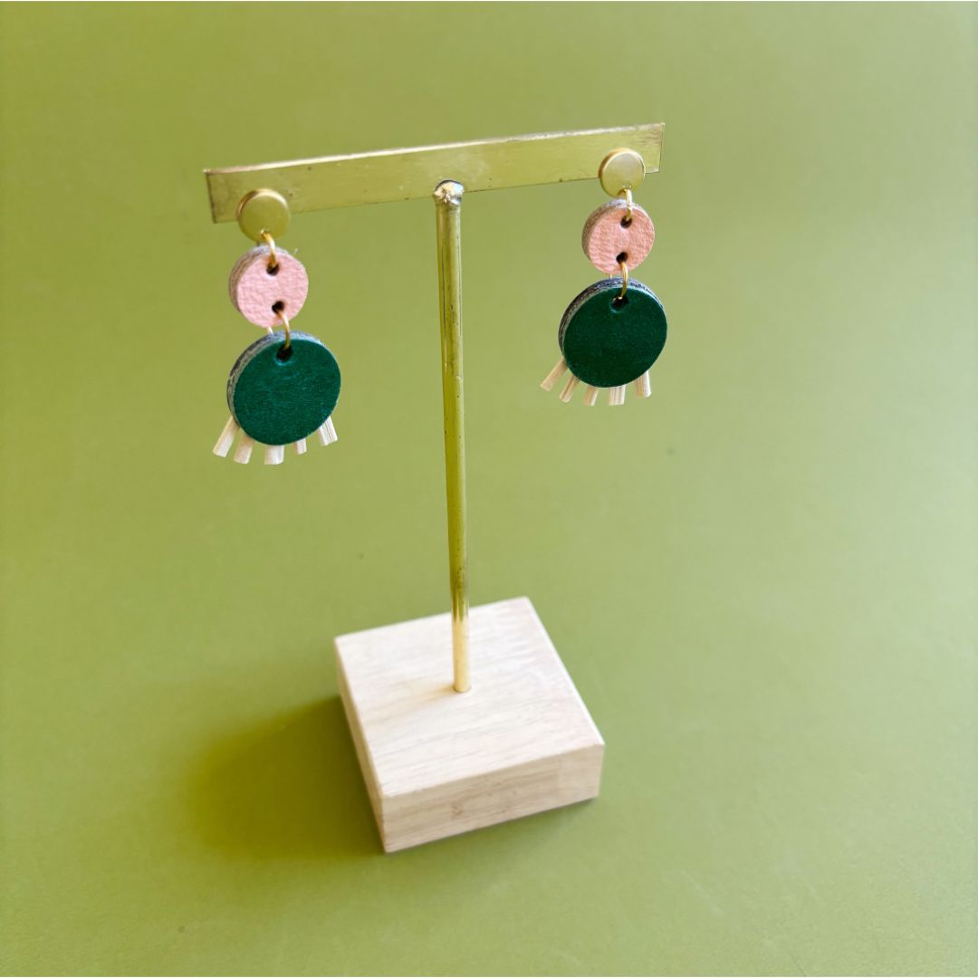 Aretes de cuero recuperado, joyería artesanal de Costa Rica