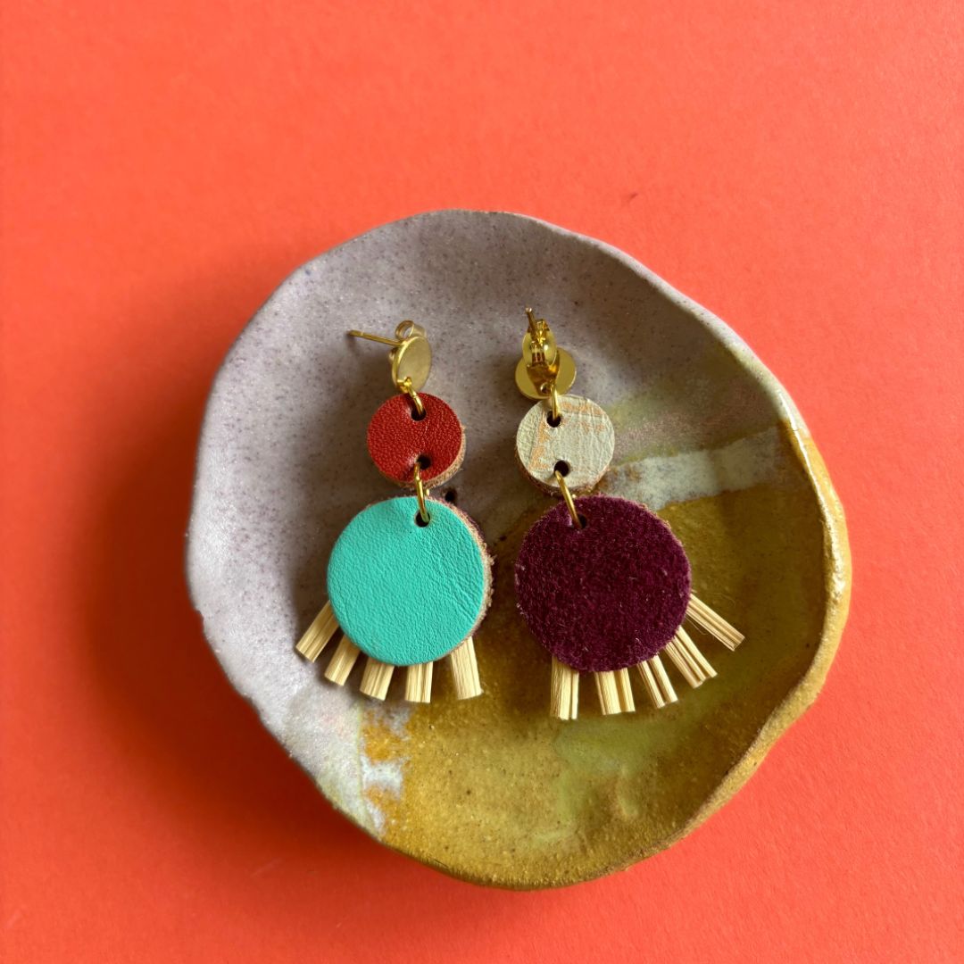 Aretes de cuero recuperado, joyería artesanal de Costa Rica