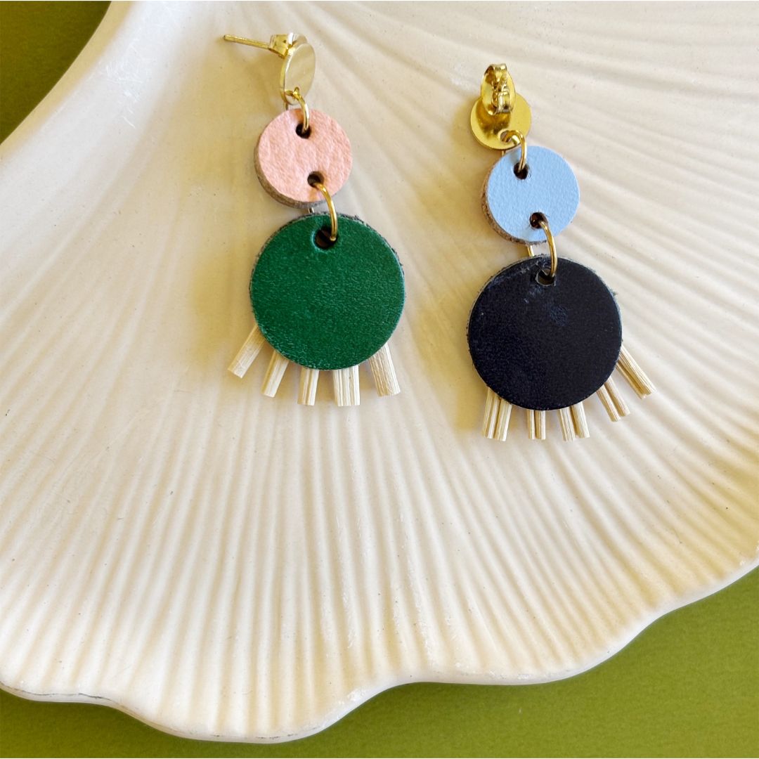 Aretes de cuero recuperado, joyería artesanal de Costa Rica