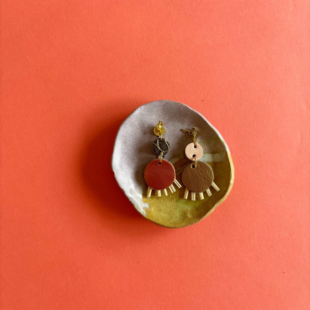 Aretes de cuero recuperado, joyería artesanal de Costa Rica