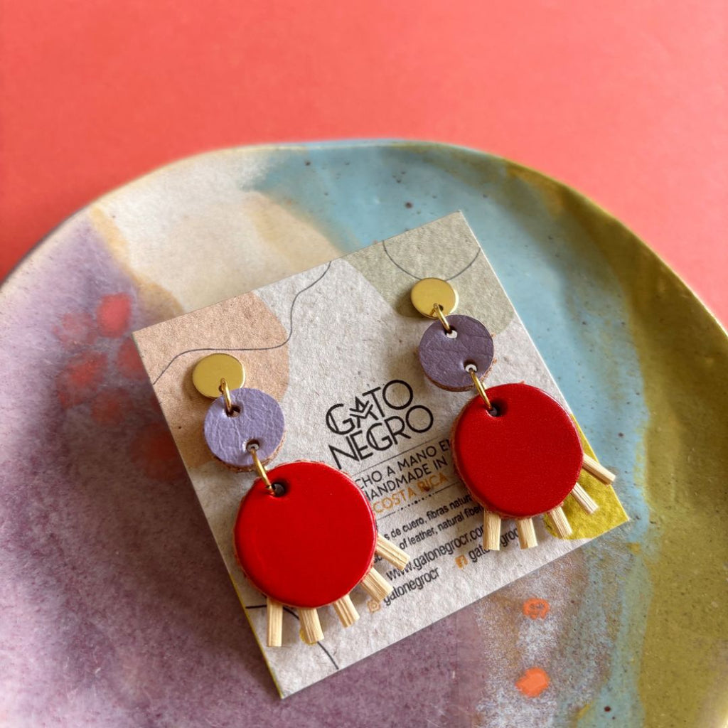 Aretes de cuero recuperado, joyería artesanal de Costa Rica