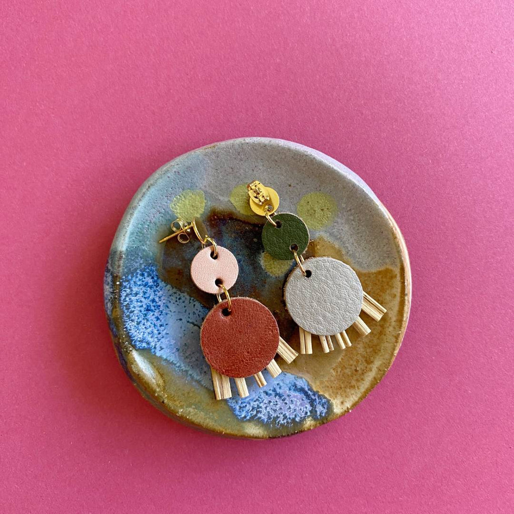 Aretes de cuero recuperado, joyería artesanal de Costa Rica