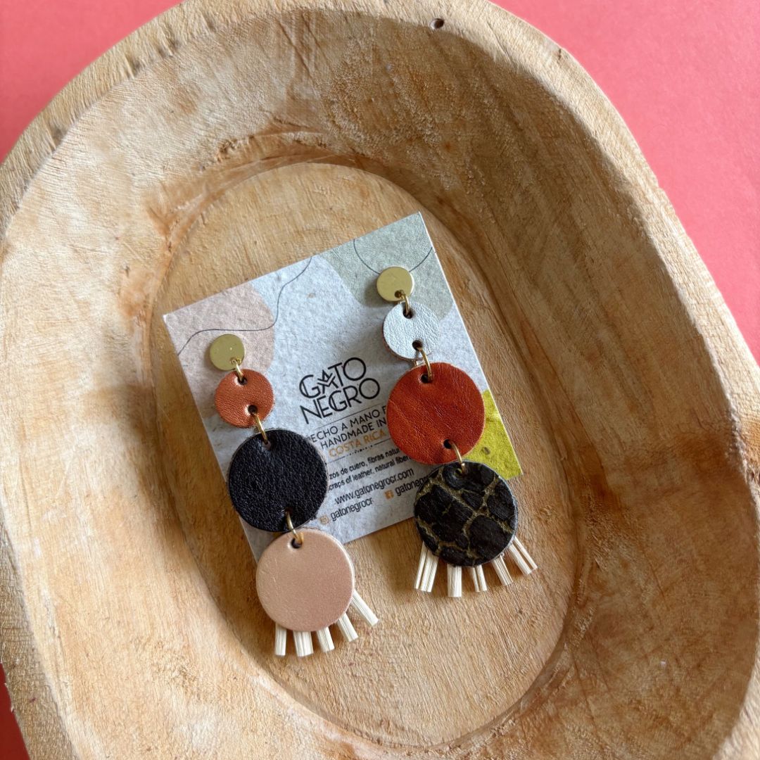 Aretes de cuero recuperado de diferentes colores tipo chandelier. Fibras naturales. Diseño costarricense. Joyería artesanal. Alta artesanía. Diseño artesanal. 
