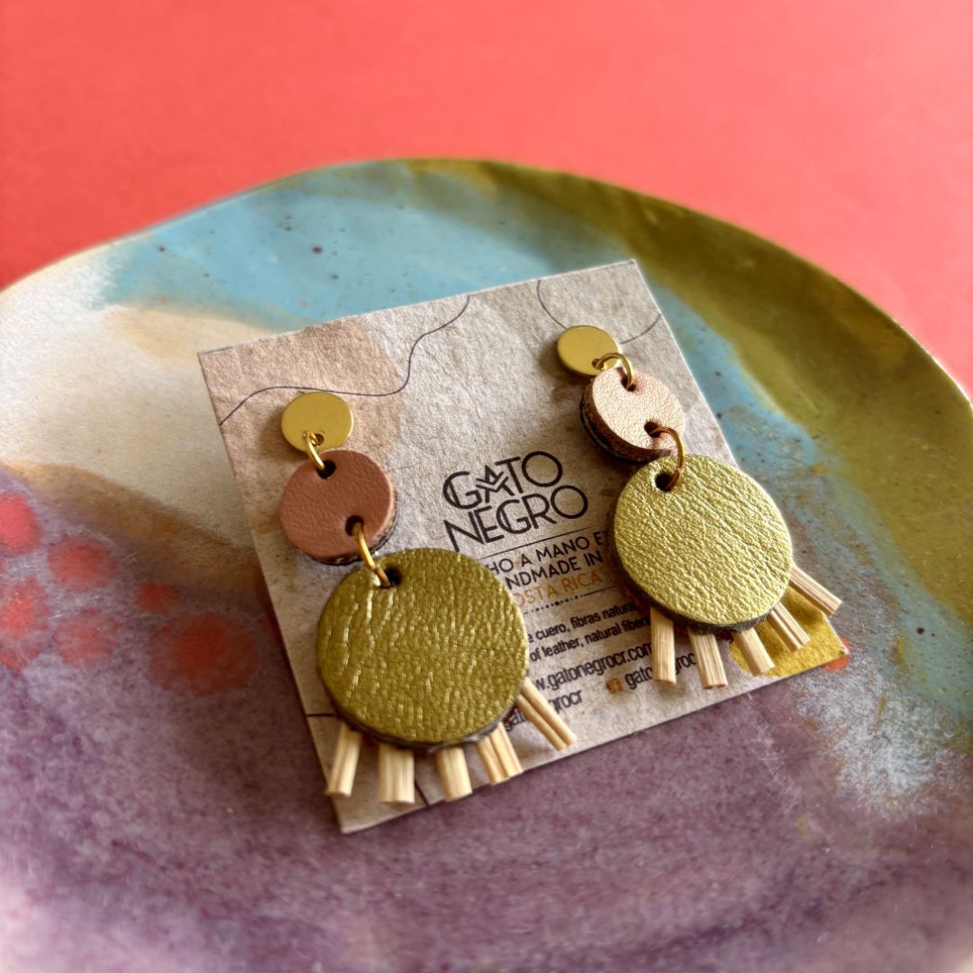 Aretes de cuero recuperado, joyería artesanal de Costa Rica