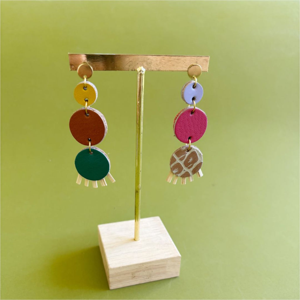 Aretes de cuero recuperado de diferentes colores tipo chandelier. Fibras naturales. Diseño costarricense. Joyería artesanal. Alta artesanía. 