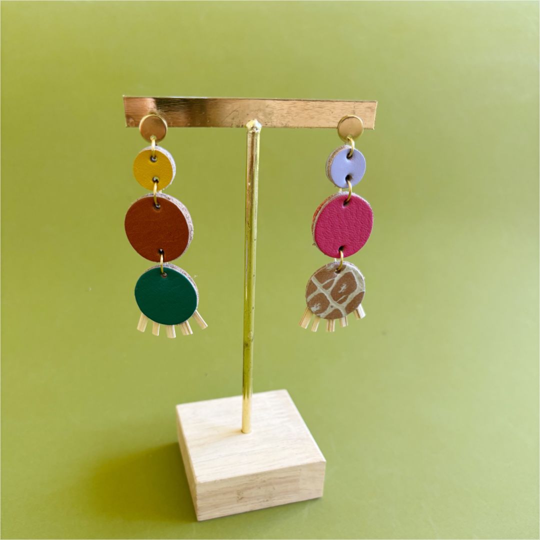 Aretes de cuero recuperado de diferentes colores tipo chandelier. Fibras naturales. Diseño costarricense. Joyería artesanal. Alta artesanía. 