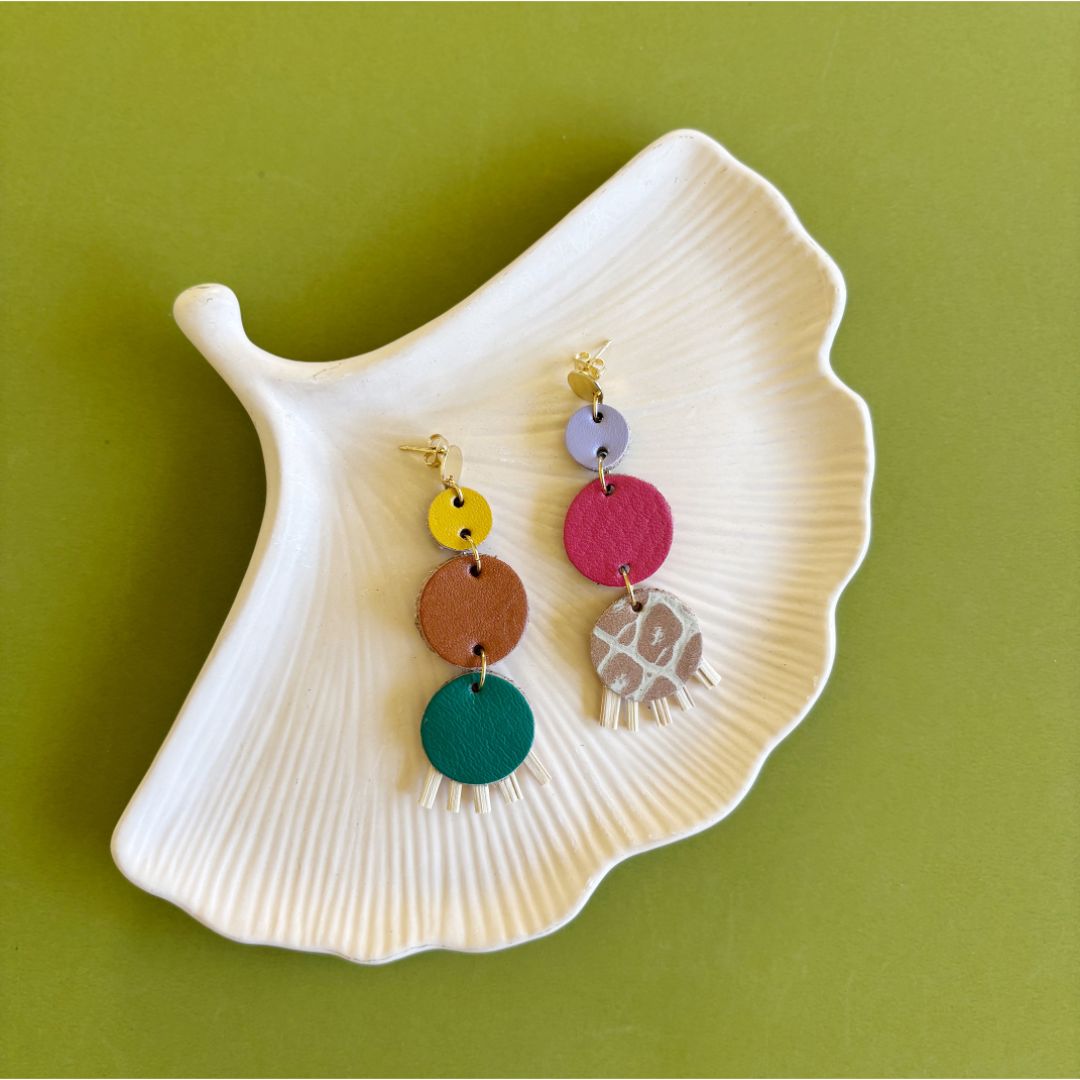 Aretes de cuero recuperado de diferentes colores tipo chandelier. Fibras naturales. Diseño costarricense. Joyería artesanal. Alta artesanía. 