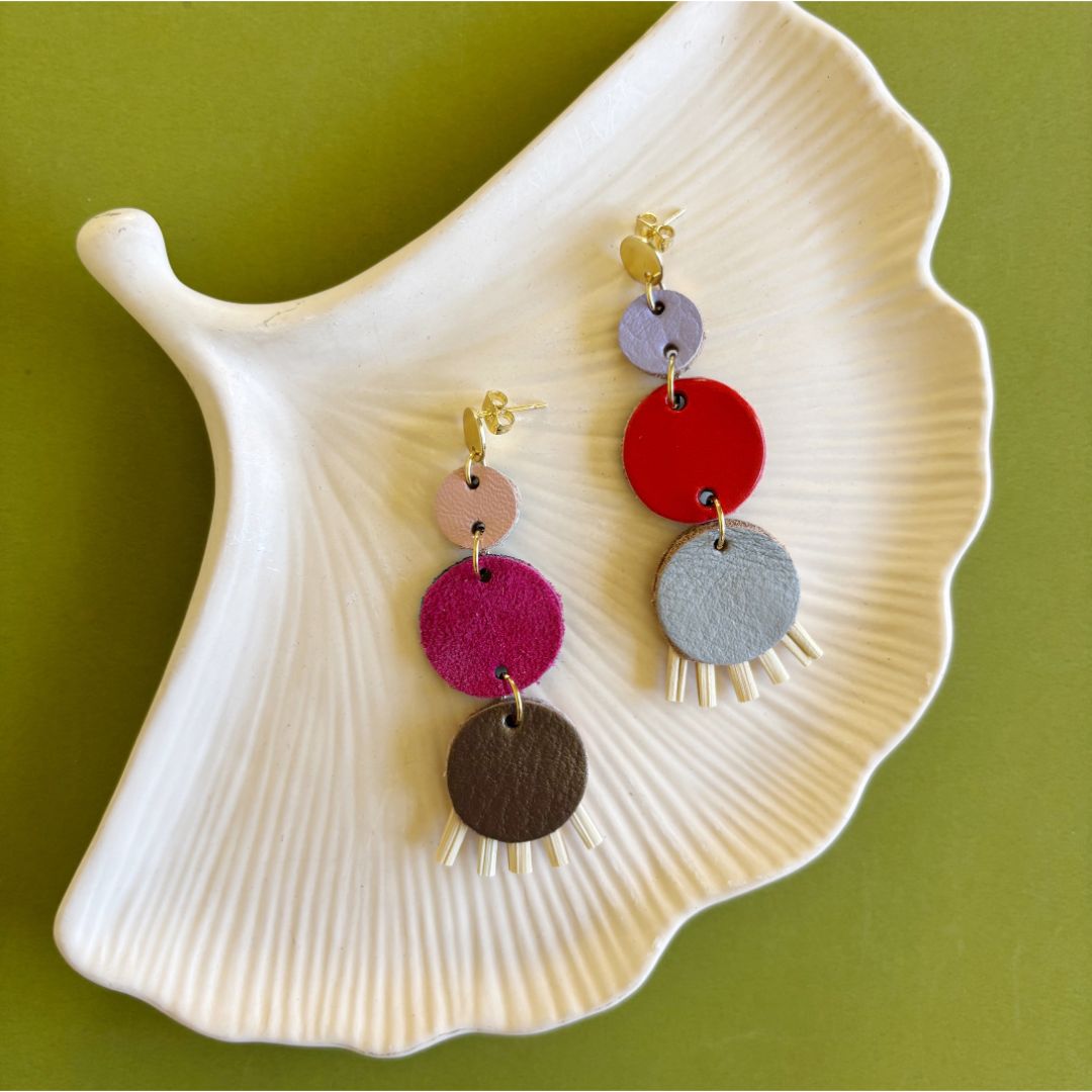 Aretes de cuero recuperado de diferentes colores tipo chandelier. Fibras naturales. Diseño costarricense. Joyería artesanal. Alta artesanía. 